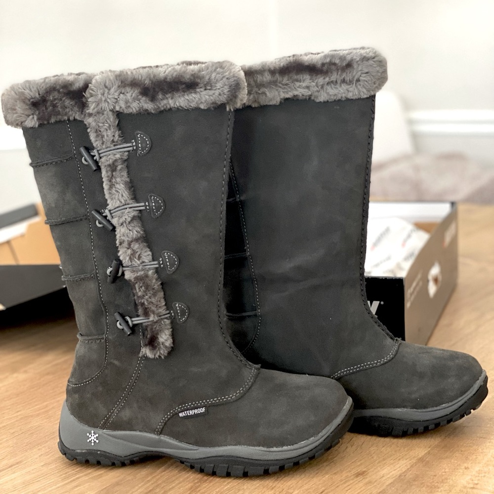 Never worn Baffin all-weather boots